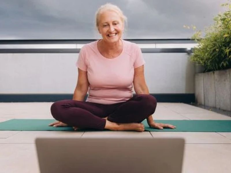 yoga người cao tuổi